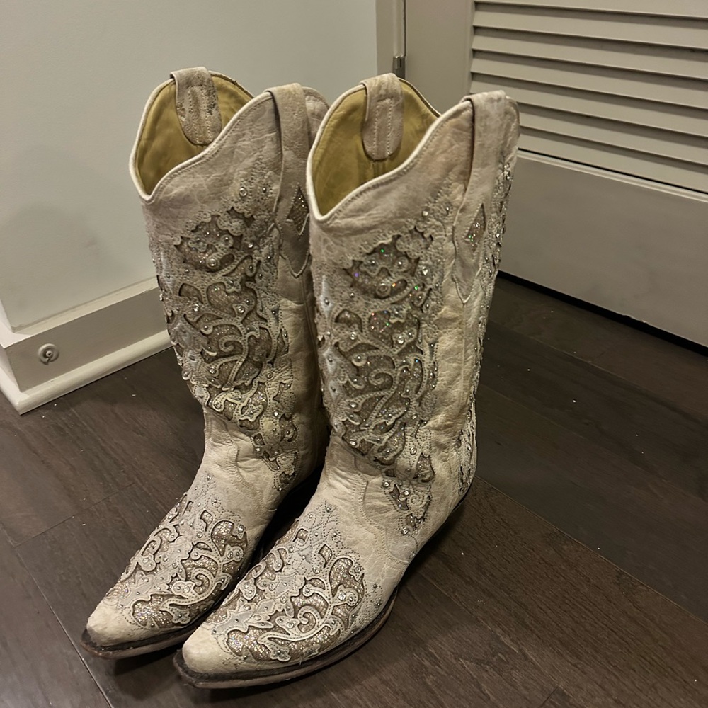 Elegant Embroidered Western Boots - image 2